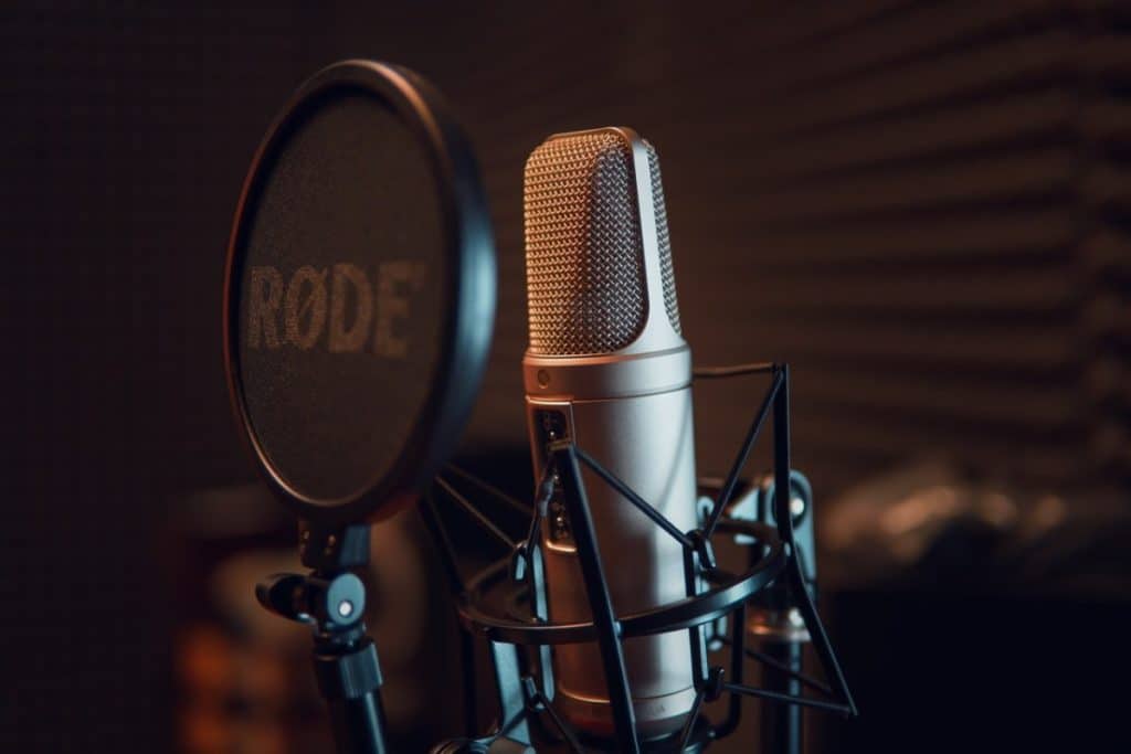 picture of a podcast microphone