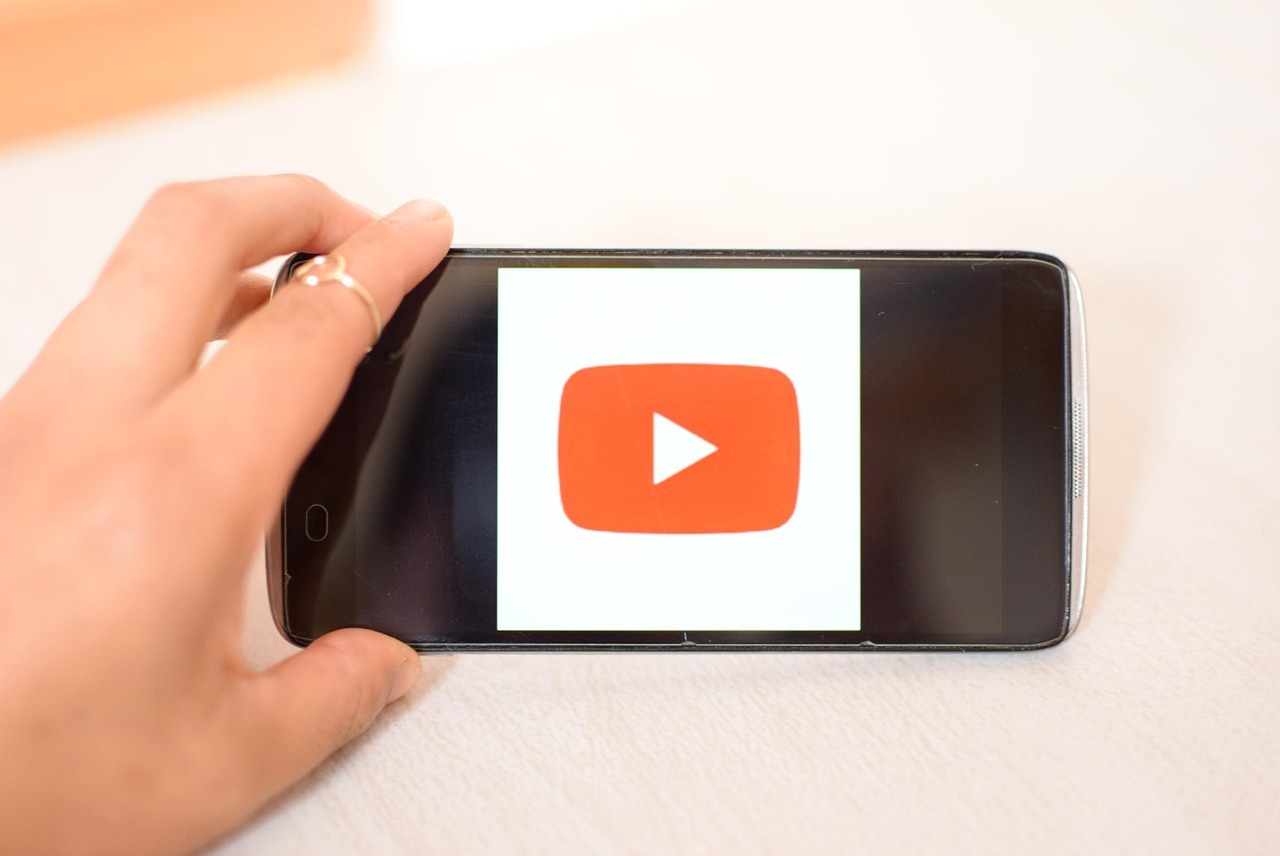 How to Create an Engaging YouTube Thumbnail - Smartphone with App