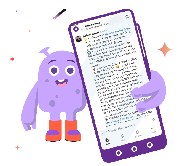 Mascotte viola a forma di blob che presenta la chat della community di RSS Space su uno smartphone